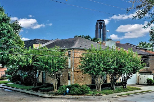 Building Photo - 5435 Chevy Chase Dr