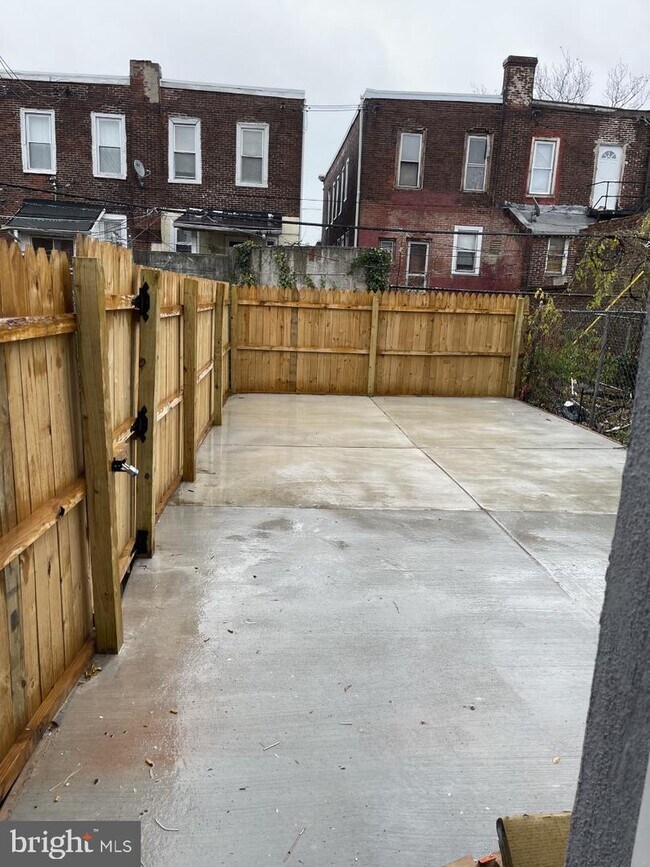 Building Photo - 241 Farson St