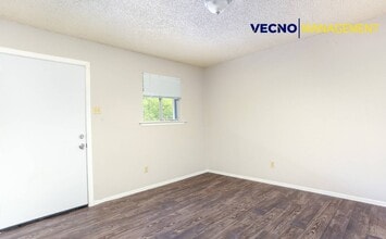 Building Photo - 102 E Cheryl Dr
