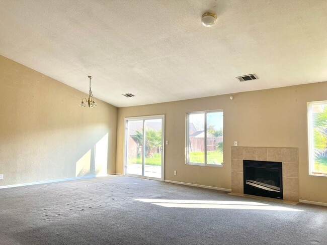 Building Photo - 633 Langley Ct