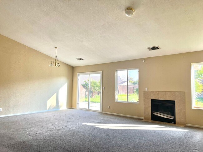 Foto del edificio - 633 Langley Ct