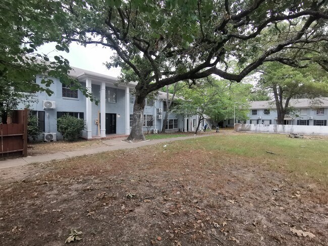 afuera - 539 Moore St S