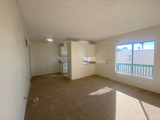 Building Photo - GREAT PB LOCATION! On Site Laundry! Spacious Bedroom!