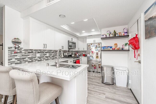 Building Photo - 9733 La Jolla Dr