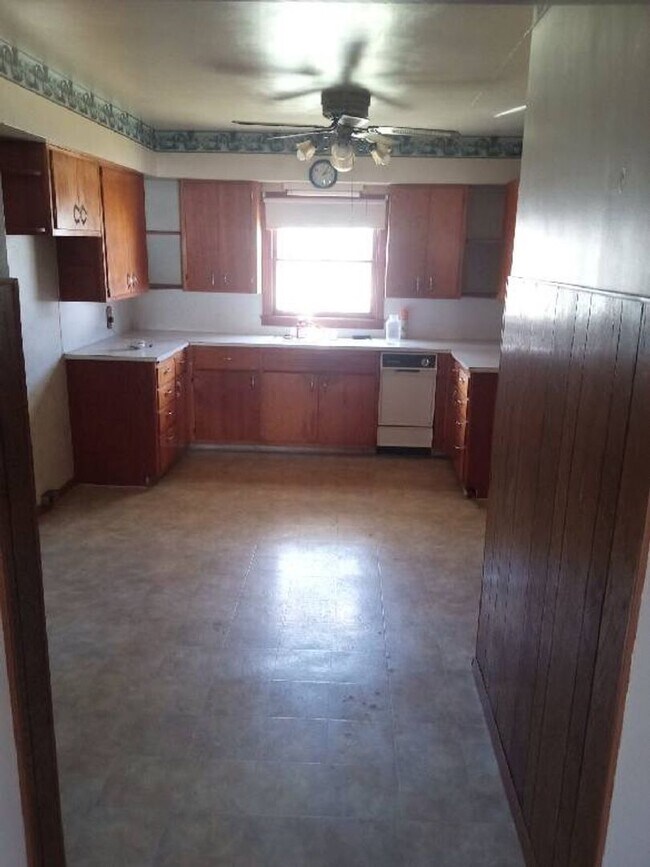 Building Photo - 2 bedroom house in Lohrville now available...