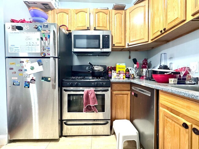 Foto del edificio - 3 BED WITH CENTRAL AIR ON ALLSTON/BRIGHTON LINE!!