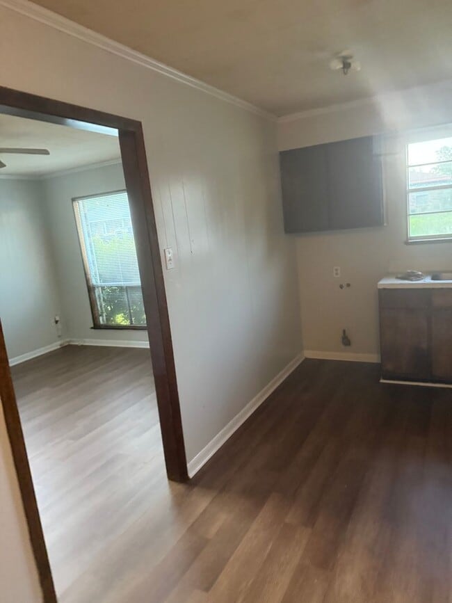 Building Photo - 3Bed/1.5 Bath