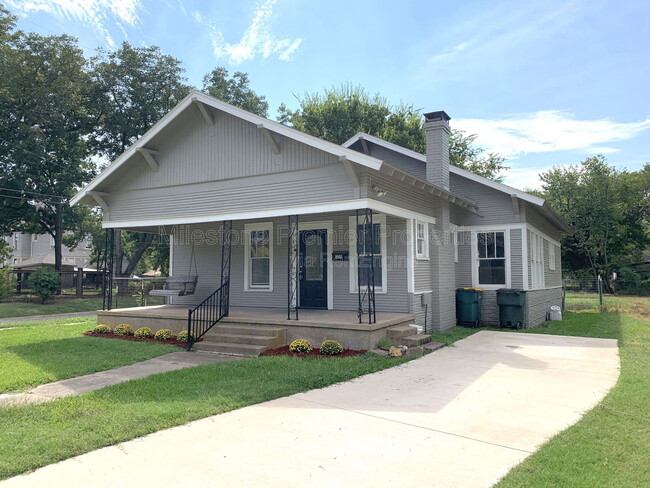 Foto del edificio - 300 W Moore St