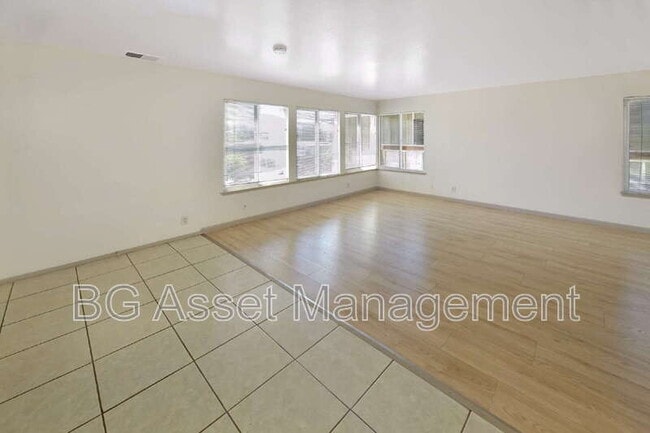 Building Photo - 8049 Greenridge Dr