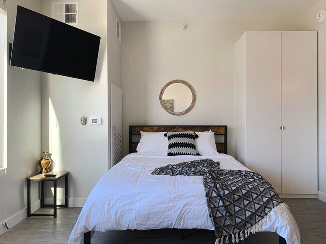 Building Photo - 2530 University Ave