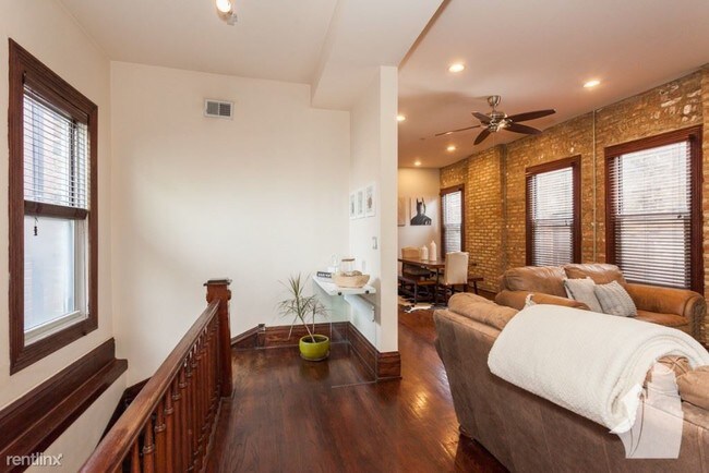 Foto del edificio - 2 br, 1 bath  - 1734 W Erie St Apt 3