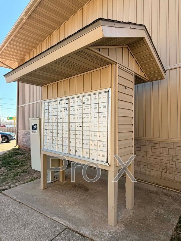Building Photo - 928 N Goetz Blvd