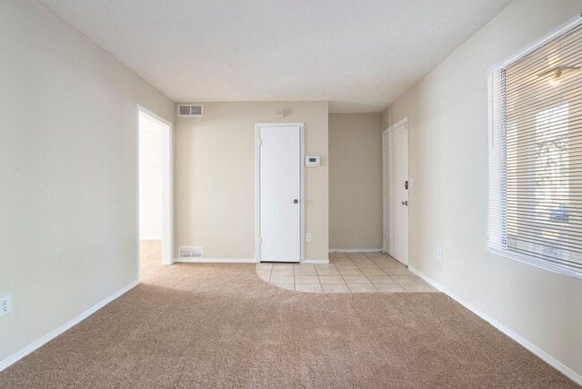 Building Photo - 3 Bedroom 2 Bath Home