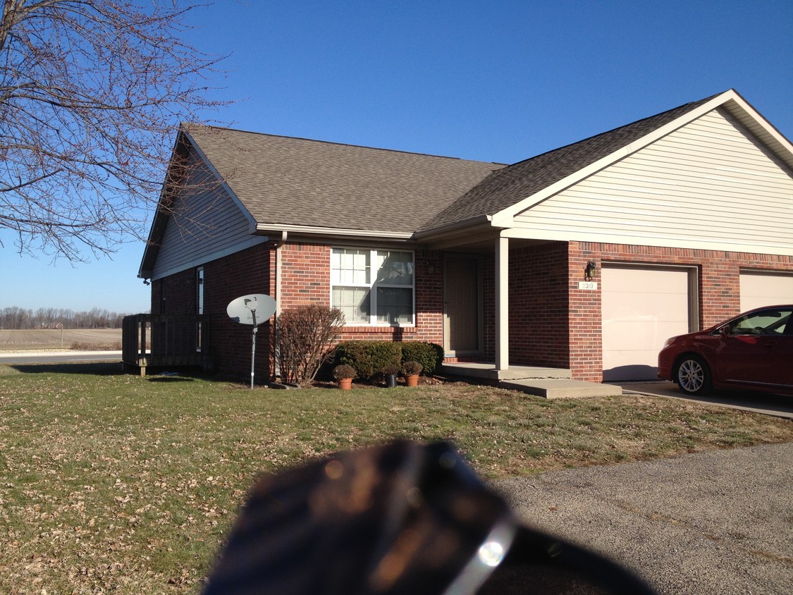 great location in plainfield near all the shopping! - 11220 Township Line Rd