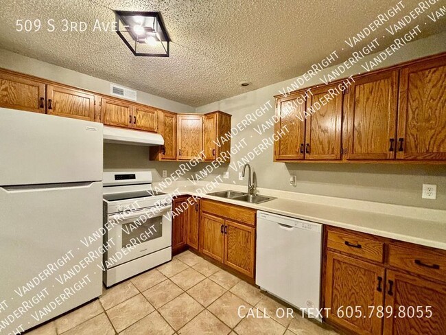 Building Photo - Updated 2 Bedroom Apartment! FREE Garage!