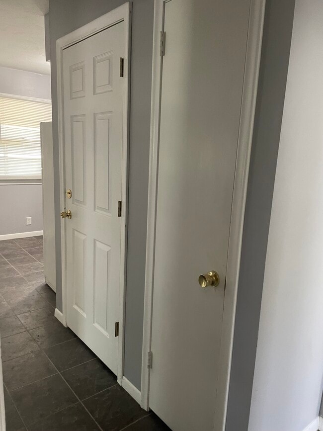 Building Photo - Blondo Street