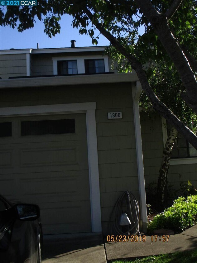 Primary Photo - 1300 Black Oak Ct