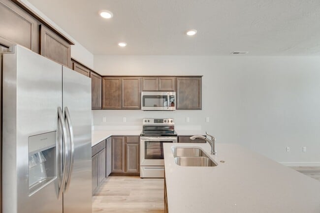 Building Photo - Three Bedroom Townhome is ready for you!