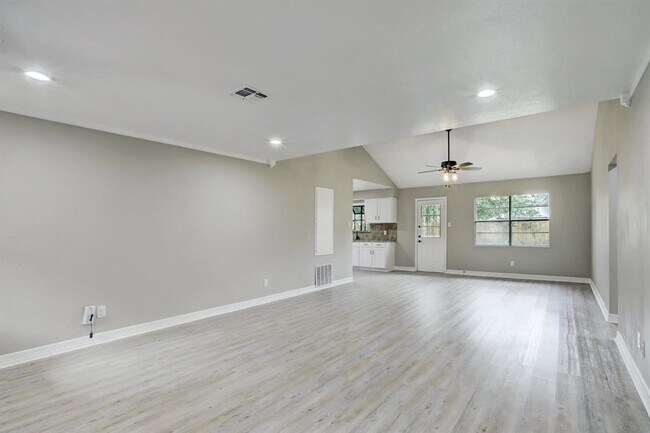 Foto del edificio - 3210 Forest Glen Dr