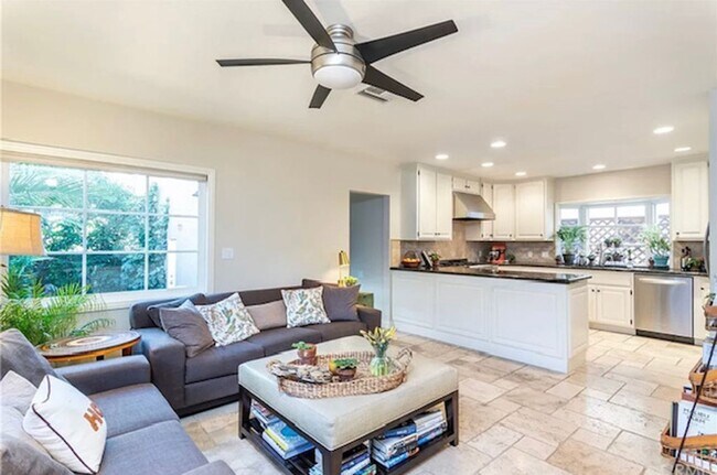 Foto del edificio - GORGEOUS 4 BEDROOM, 3 BATH HOUSE FOR RENT IN BELMONT SHORE