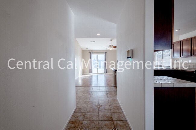 Foto del edificio - 3 Bedroom/2 Bath with Pool in the Southwest - $2395 Per Month!