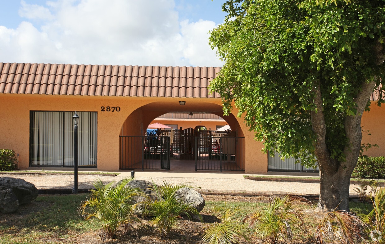 Building Photo - Las Flores Apartments
