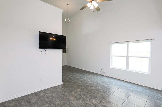 Building Photo - 5625 Encanto Dr