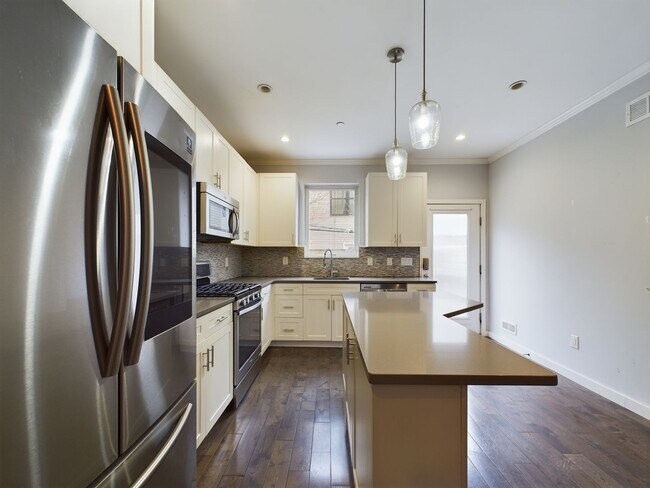 Building Photo - Spacious 3 Bedroom Home + Roof Deck in the...