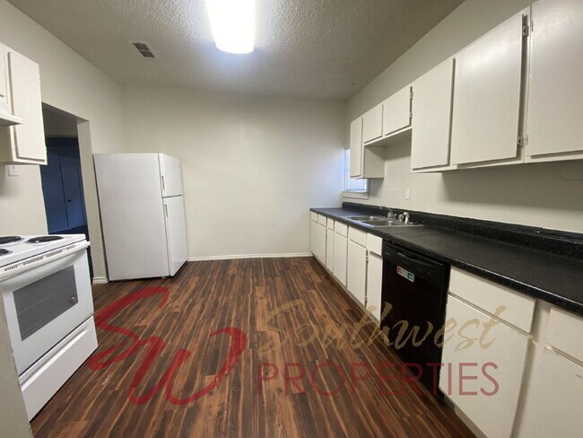 Building Photo - 5 Bedroom House Near Campus — Perfect for Roommates