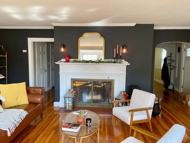 3 Bed Home with a Yard and Garage! Available for July! - 3 Bed Home with a Yard and Garage! Available for July!