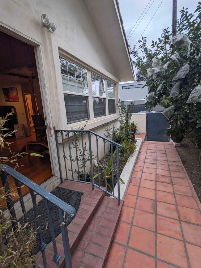 Foto del edificio - 12621 Victoria Ave