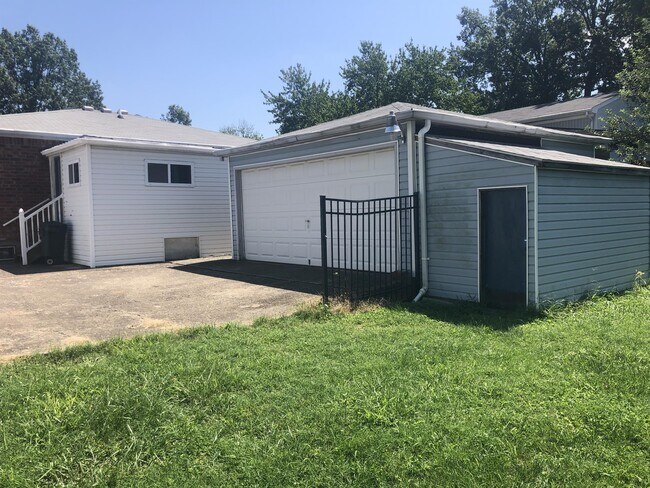 Building Photo - 3750 Rouge Way