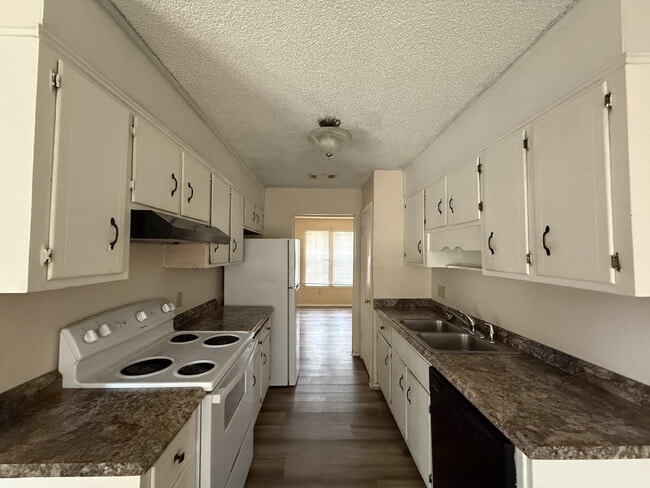 Building Photo - "Charming 3-Bedroom Retreat with Cozy Fireplace in Pensacola."