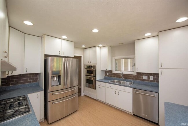 Building Photo - / MOVE IN SPECIAL / SIGN YOUR LEASE BY THE END OF MARCH 15 AND GET A $500 CREDIT! UPDATED RANCH C...