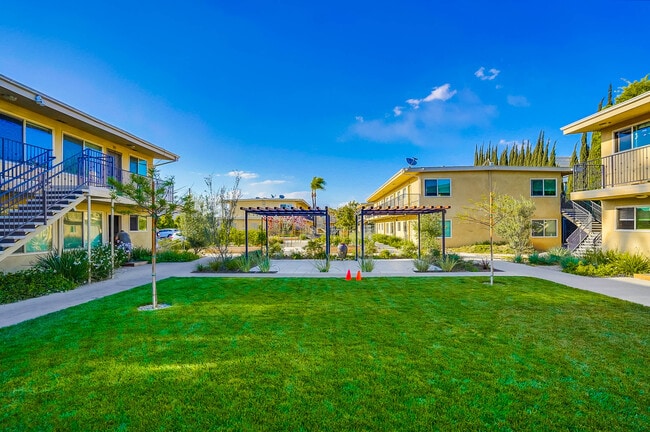 Lawn - Apartments close to Downtown LA with Gym, ...