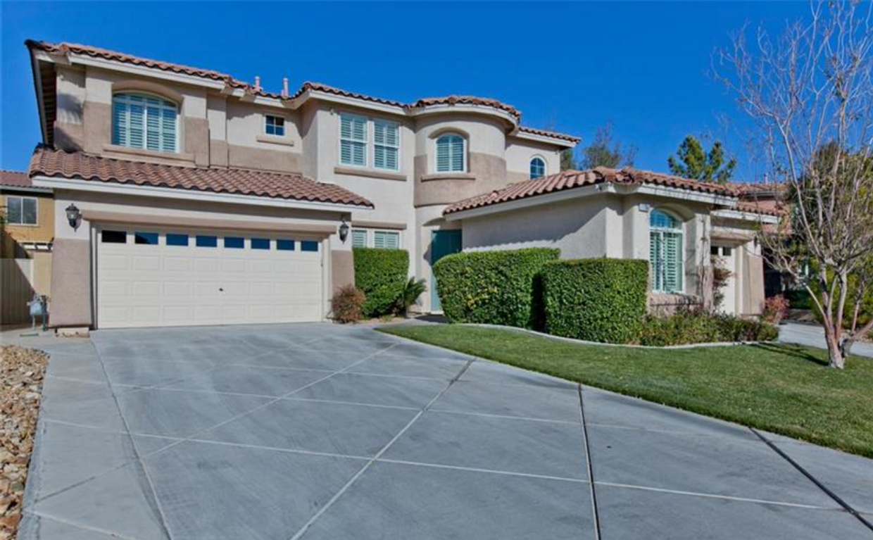 Foto principal - GATED SUMMERLIN 4BD/3.5BA W/ POOL!