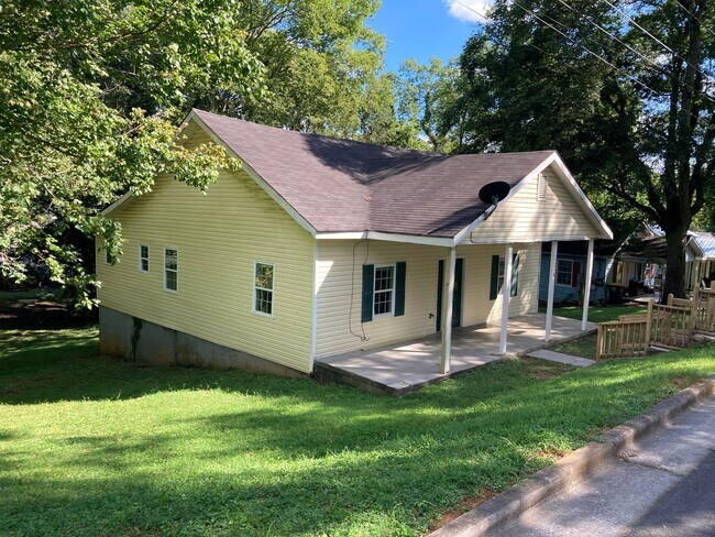 Building Photo - 224 Couper St NE