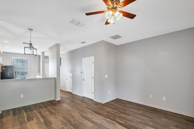 Building Photo - 2 Bedroom 2.5 Bath Townhome in gated commu...