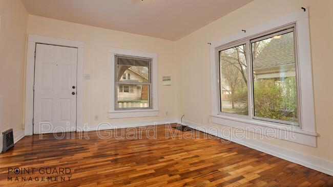 Building Photo - 305 N Green St
