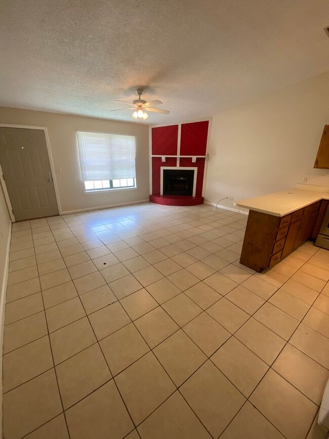 Building Photo - Spacious 2 Bedroom 1 Bathroom Townhome. Am...