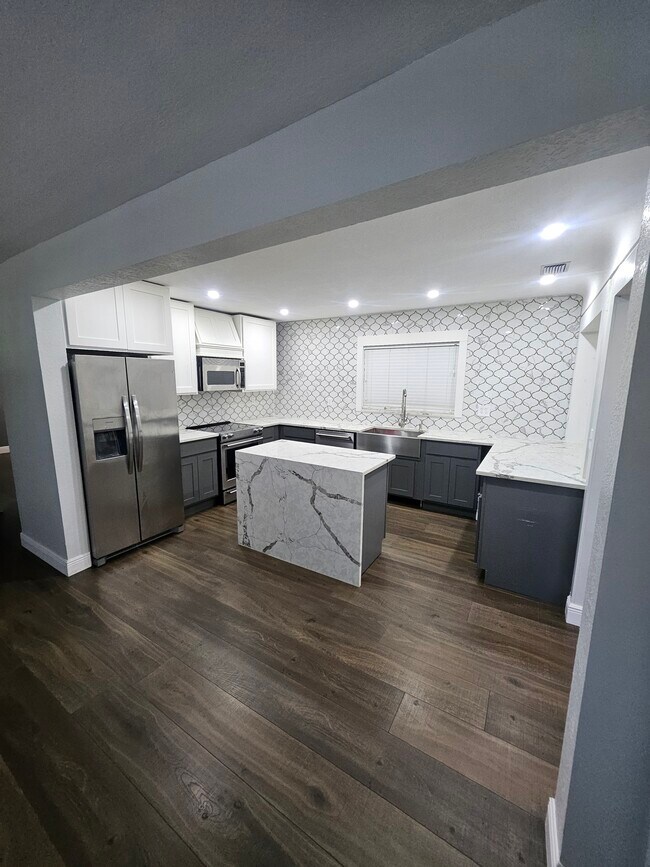 Building Photo - 4526 29th Ave N