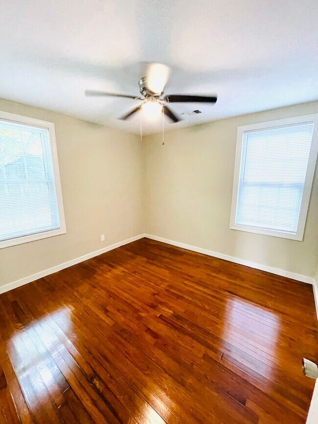 Building Photo - ** 2 bed 1 bath located in Chisholm ** Cal...