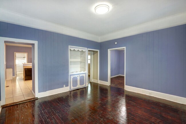 Foto del edificio - 4 Bedroom house---walk to Forsyth in 15 minutes