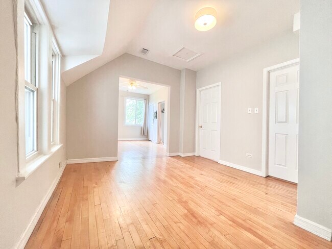 Foto del edificio - 1439 N Artesian Ave