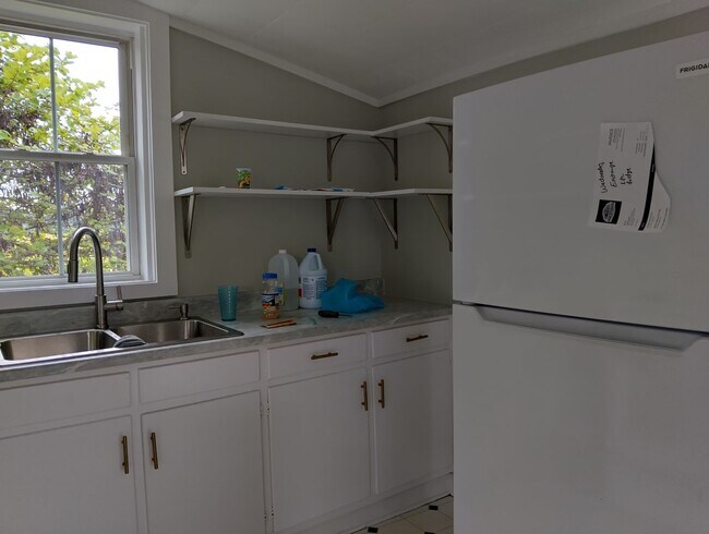 Foto del edificio - Adorable farmhouse ready for new long term tenants!  Available Now