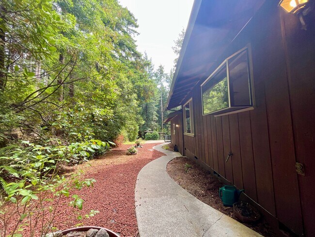 Foto del edificio - 4 bed, 3 bath split-level home in a private, forested setting (Bayside)