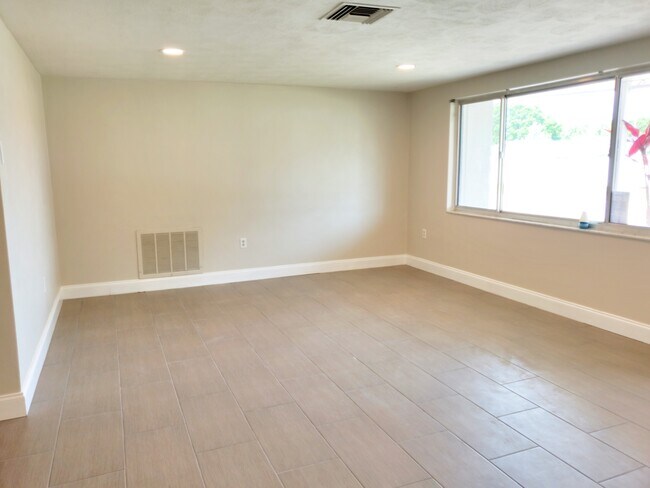 Foto del edificio - 5644 Mockingbird Dr