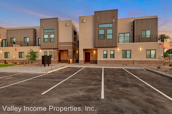 Building Photo - 2185 E Howe Ave