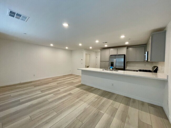 Building Photo - Gated 3 Bed, 2.5 Bath, 2 Car Garage Townho...