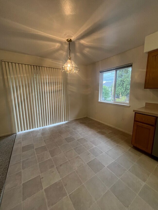 Foto del edificio - 2-Bedroom 1-Bathroom Apartment in 3 unit b...